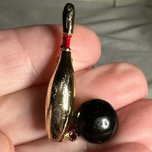 Vintage bowling pin and ball brooch - Picture 1 of 5